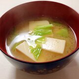 我が家の定番☆豆腐とキャベツのお味噌汁